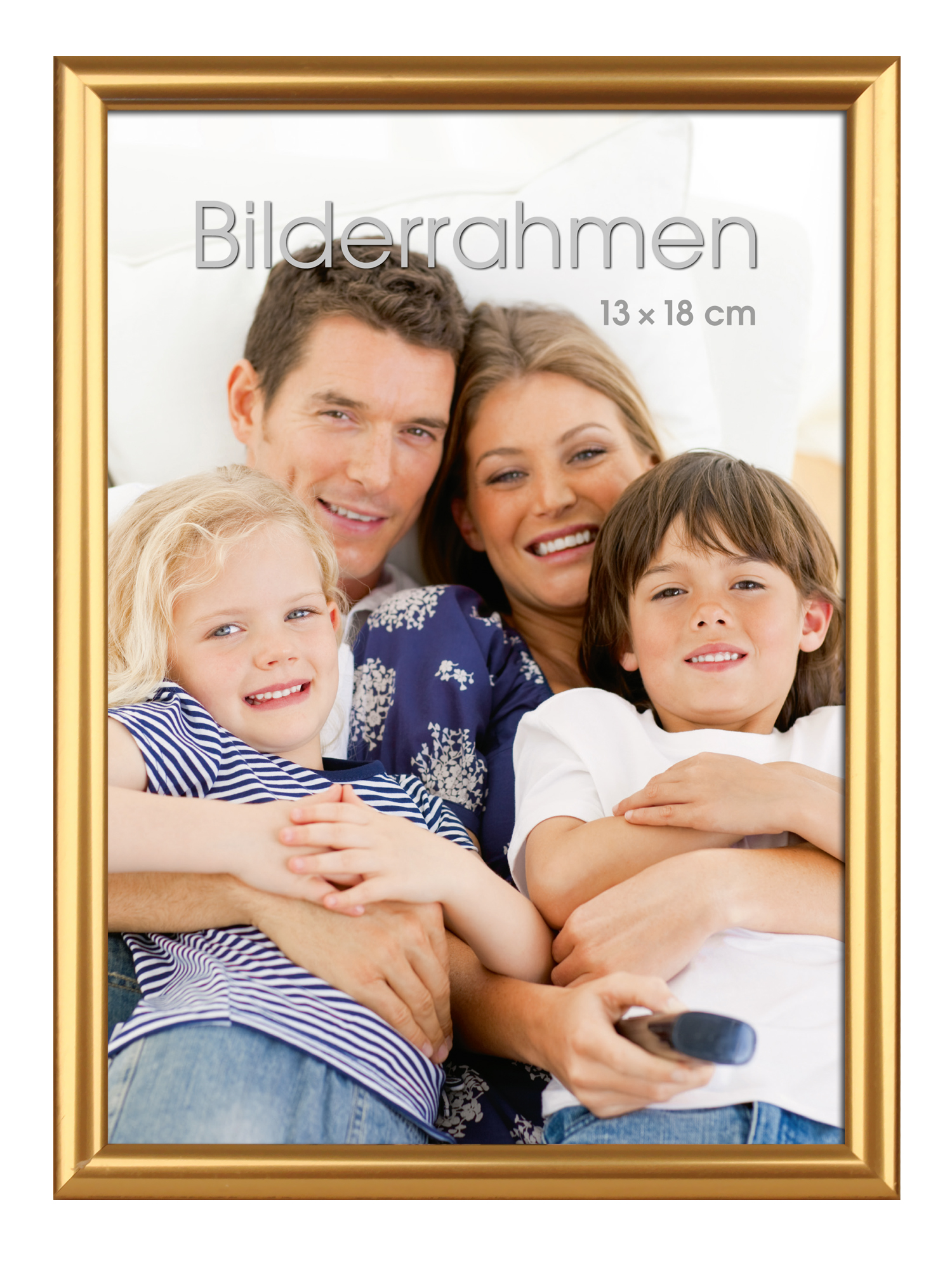 Familienfoto mit vier Personen. Zwei Kinder in gestreiften Shirts, ein Mann und eine Frau lächeln. Alle liegen auf einer Couch.