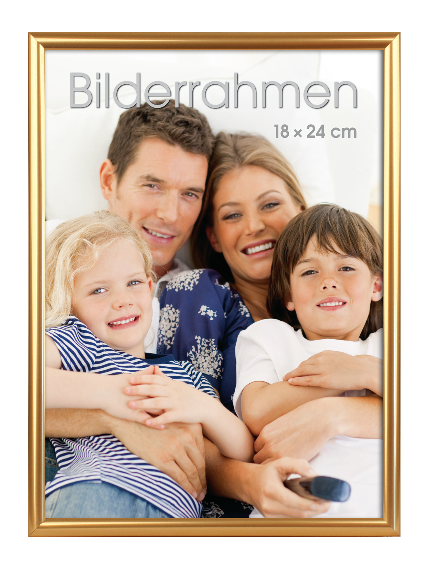 Familienfoto mit vier Personen auf einem Sofa. Lächelnde Gesichter, zwei Kinder und zwei Erwachsene.
