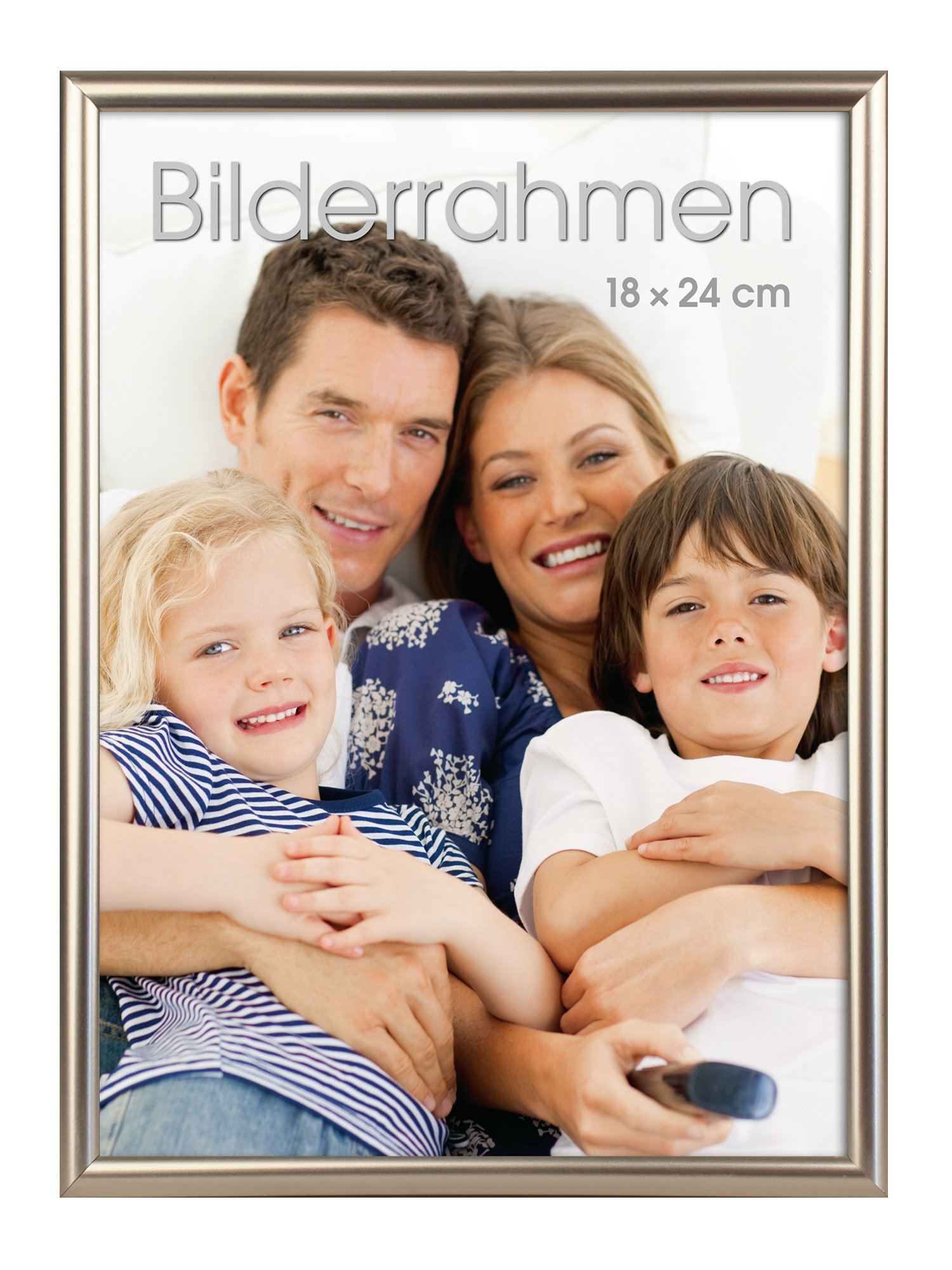 Familienfoto mit vier Personen. Lächelnde Gesichter, zwei Kinder und zwei Erwachsene. Alle umarmen sich. Helle Farben, entspannte Atmosphäre.