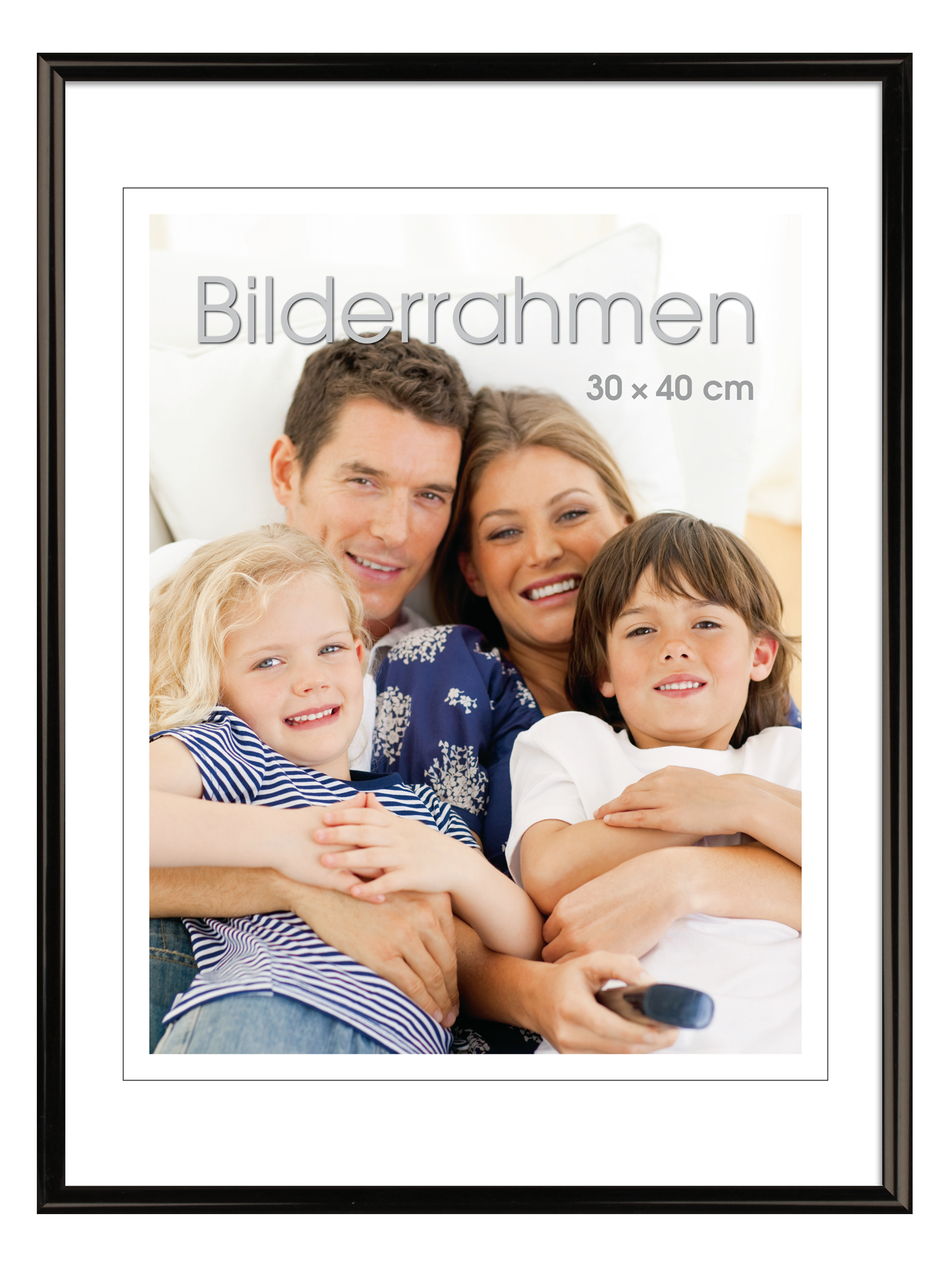 Familienfoto mit vier Personen, die zusammen auf einer Couch sitzen. Lächelnde Gesichter, entspannte Atmosphäre.