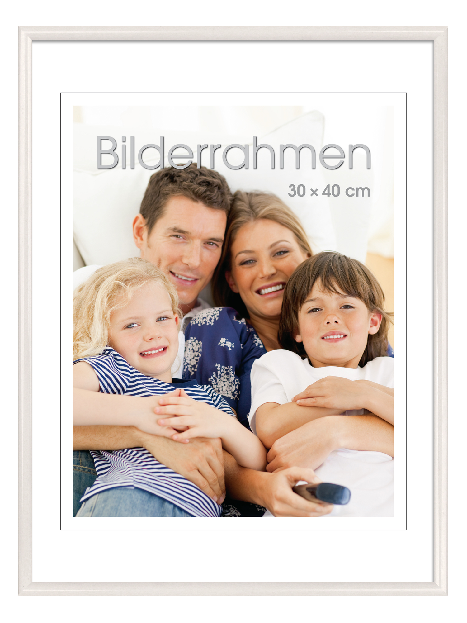 Familienfoto mit vier Personen. Zwei Kinder, ein Junge und ein Mädchen, umarmen einen Mann und eine Frau. Alle lächeln. Helle, freundliche Umgebung.