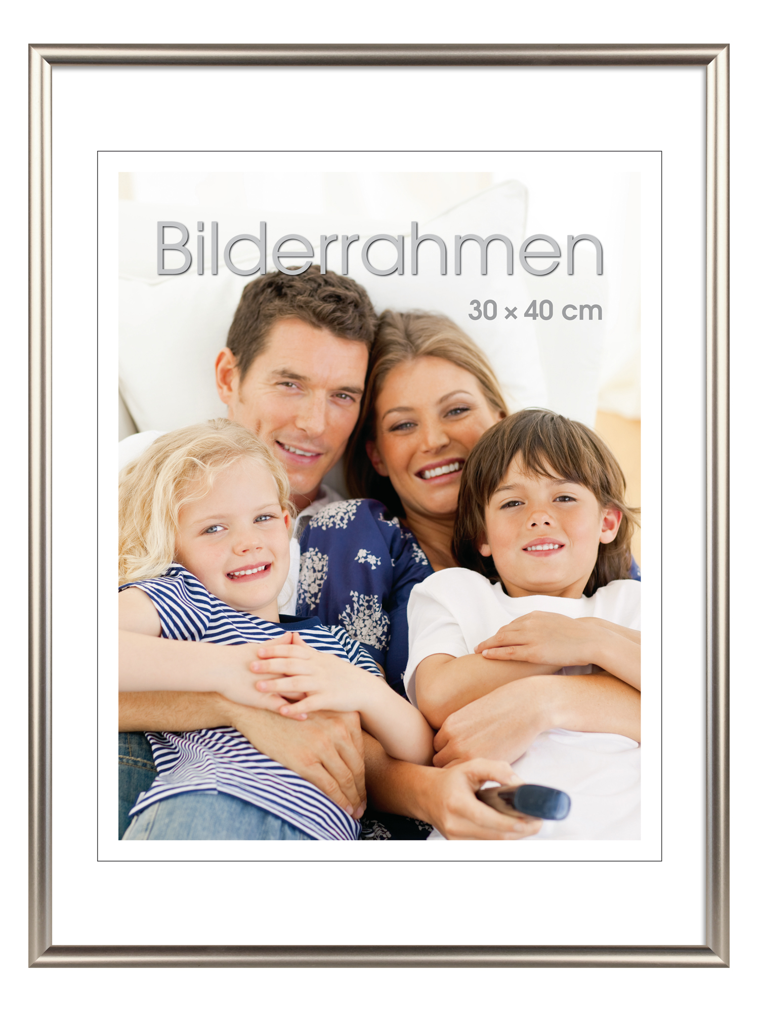 Familienfoto mit vier Personen. Lächelnde Gesichter, entspannte Atmosphäre.