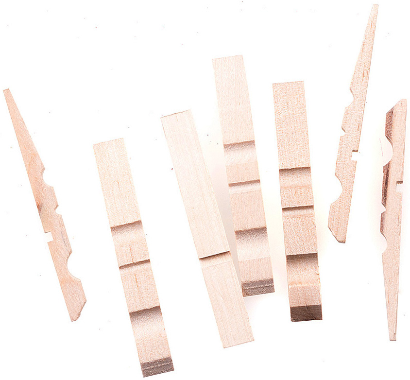 Holzstücke in verschiedenen Formen. Sie sind hell und glatt.