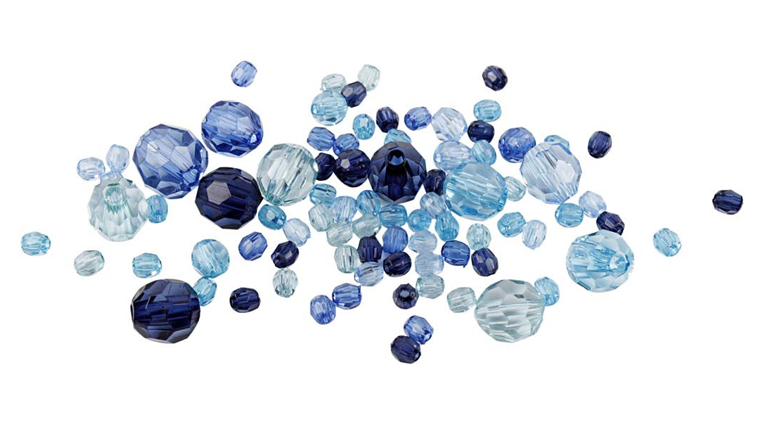 Eine Ansammlung von glitzernden Glasperlen in verschiedenen Blau- und Türkistönen. Die Perlen haben unterschiedliche Formen und Größen.