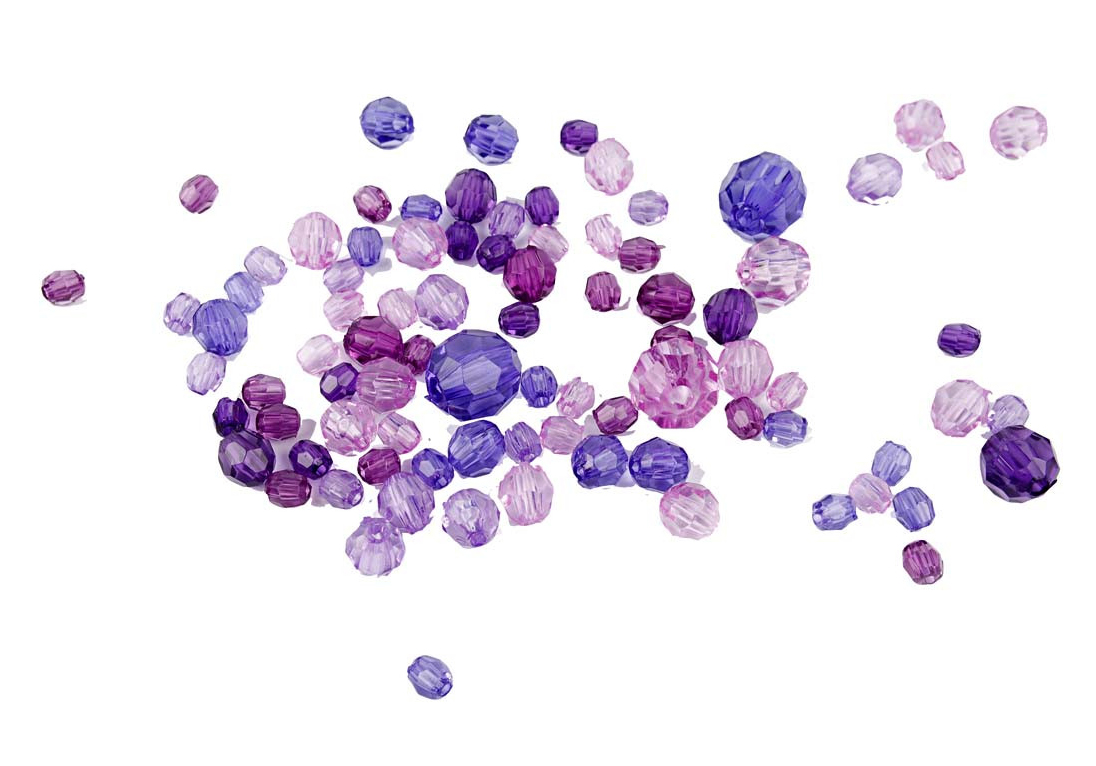 Bunte, facettierte Glasperlen in verschiedenen Lila- und Violetttönen. Die Perlen sind in unterschiedlichen Größen und Formen.