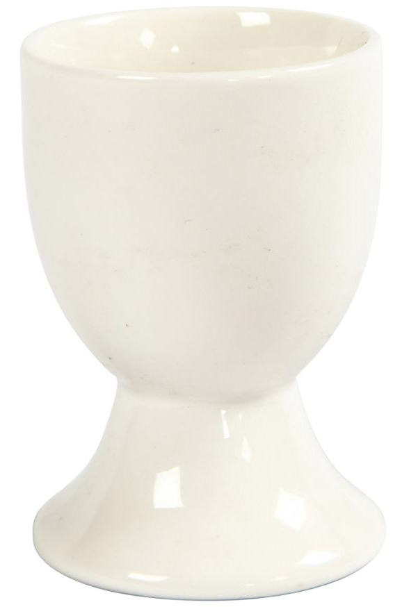 Weißer Eierbecher mit einer runden Form und einem stabilen Fuß. Glatte Oberfläche, schlichtes Design.