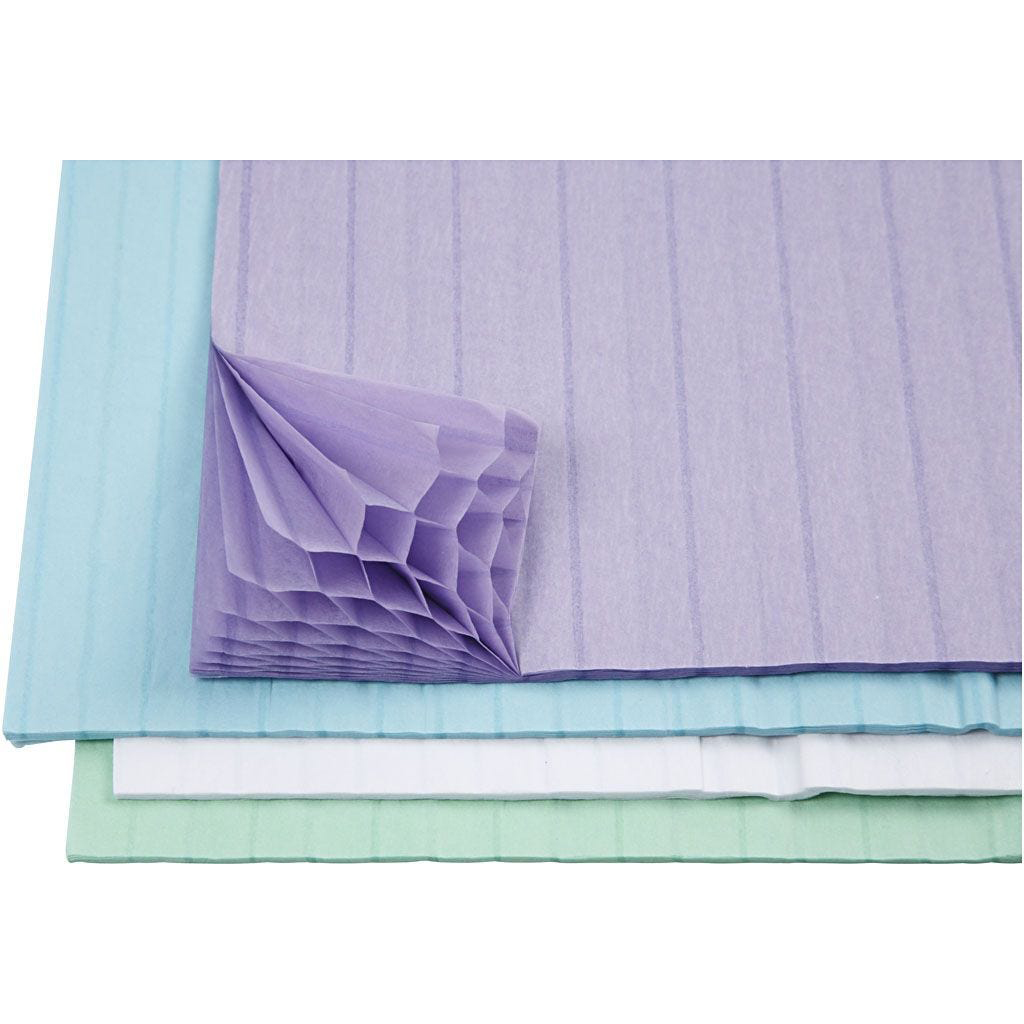 Bunte Papierbögen in verschiedenen Farben. Ein lila Bogen ist gefaltet und zeigt eine strukturierte Oberfläche.
