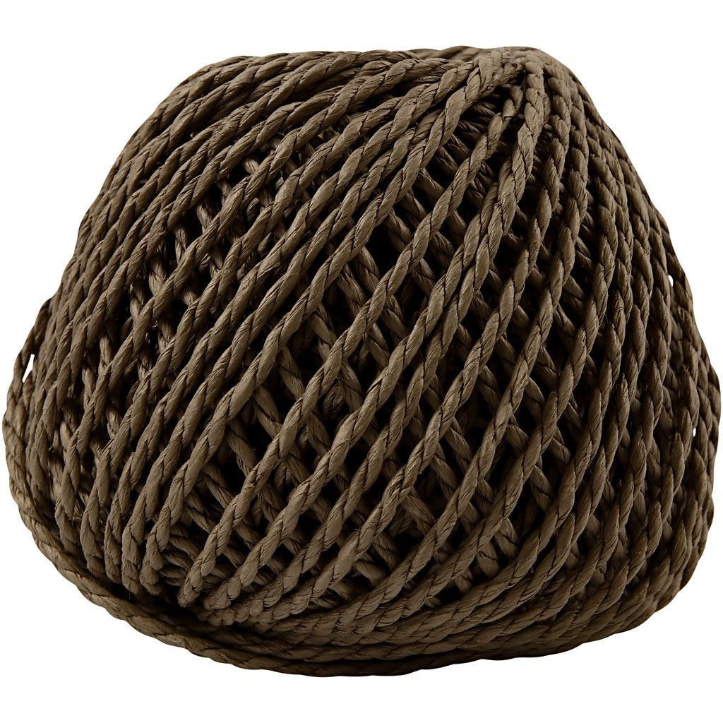 Brauner Wollknäuel aus geflochtenem Material. Rundliche Form mit sichtbaren Fäden.