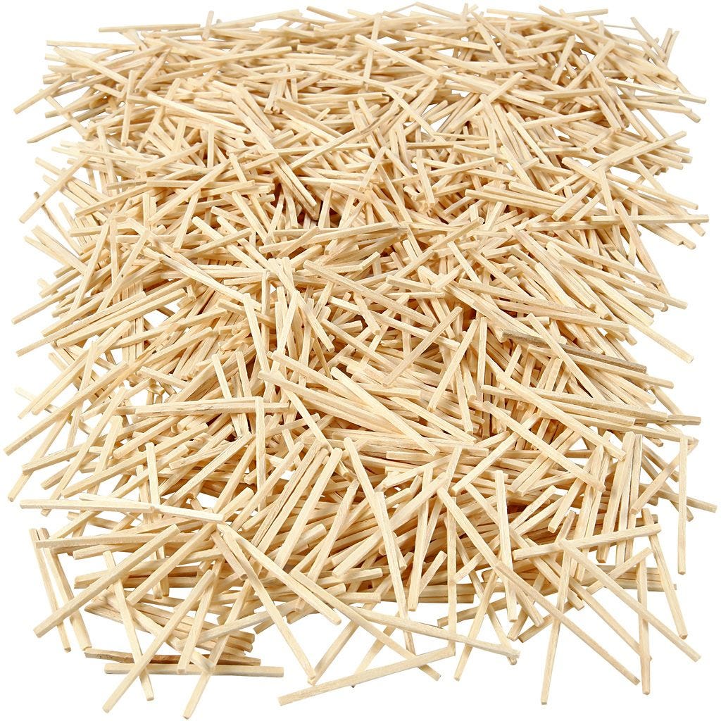 Eine große Menge an Holzstäbchen, gleichmäßig verteilt. Sie sind dünn und hellbraun.