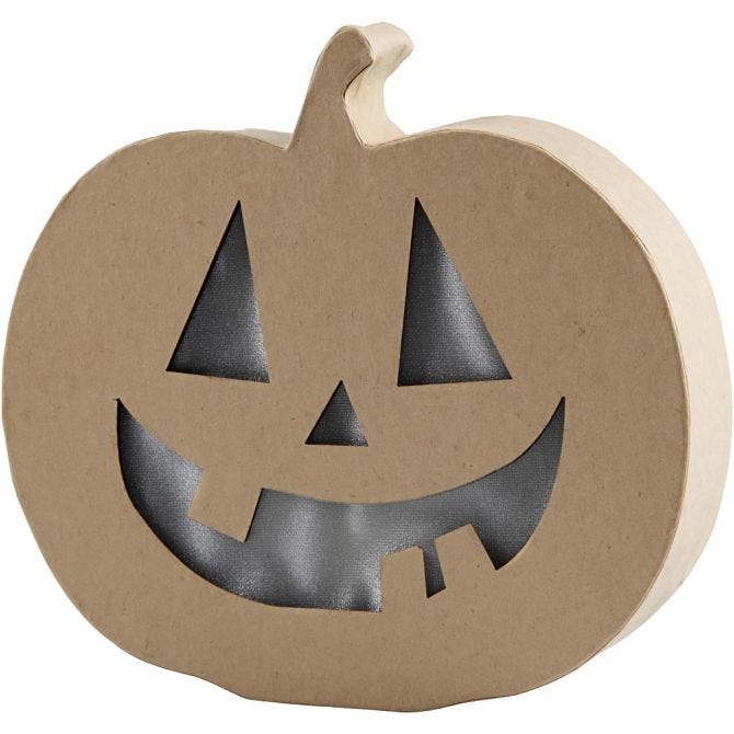 Papp-Halloweenkürbis mit lächelndem Gesicht. Die Augen und der Mund sind ausgeschnitten.