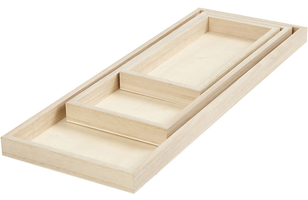 Holztablett mit drei unterschiedlich großen Fächern. Natürliche Holzfarbe, schlichtes Design.