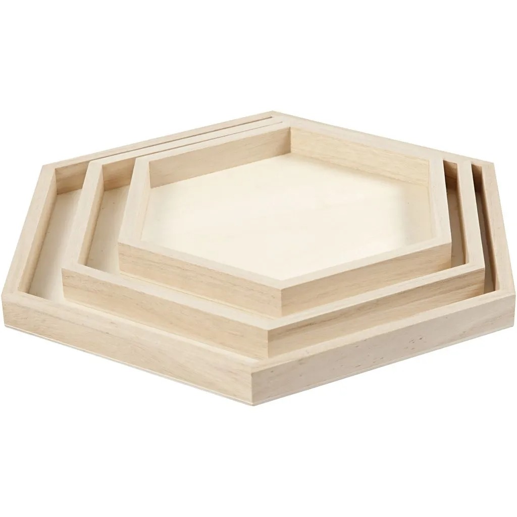 Drei hexagonale Holztabletts in verschiedenen Größen. Die Oberfläche ist hell und glatt.