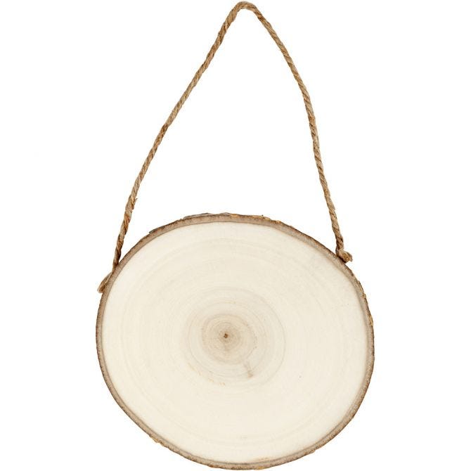 runder Holzscheit mit natürlicher Kante. Hängeseil aus Jute. Oberfläche glatt und hell.