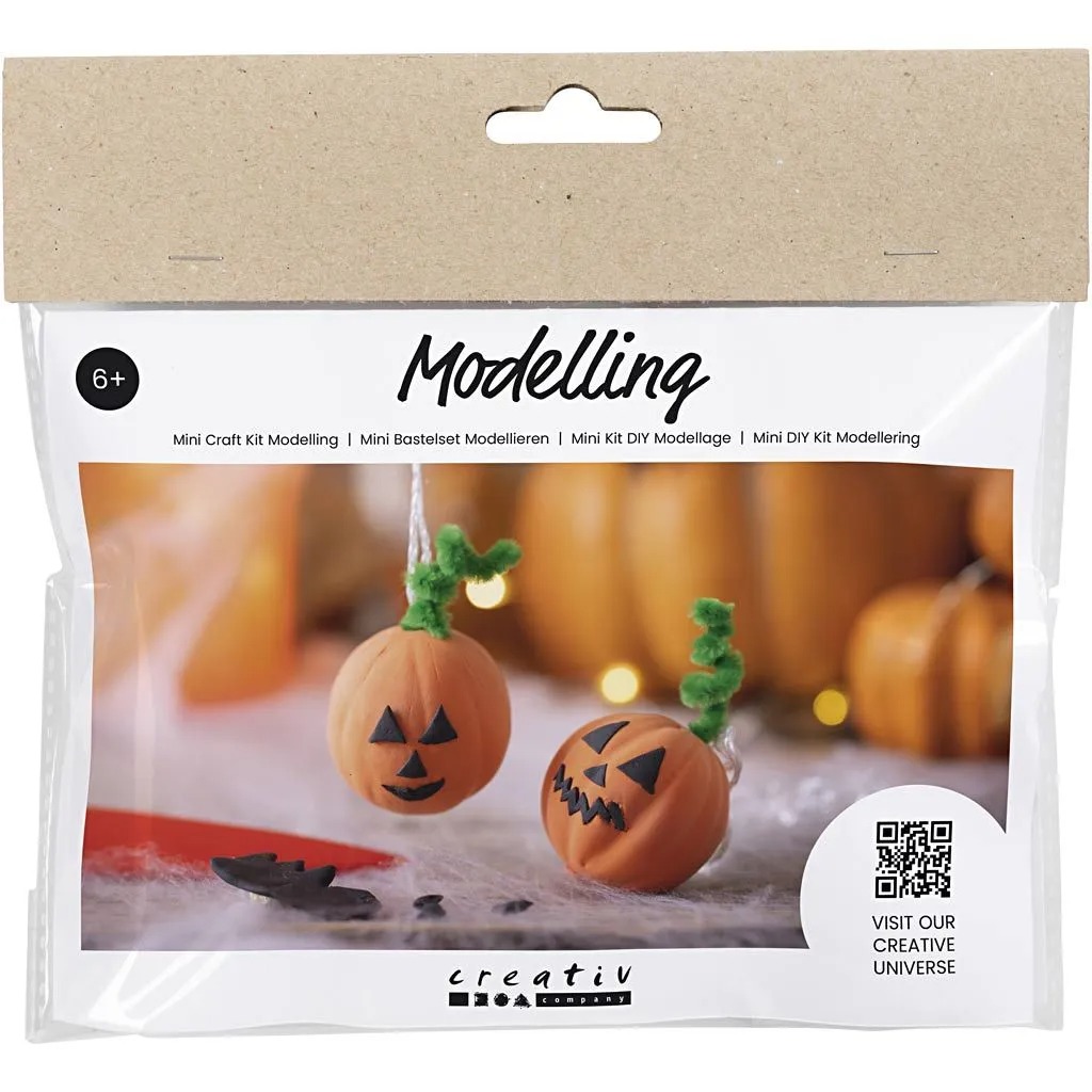 Bastelset zum Modellieren von kleinen Kürbissen. Enthält zwei Kürbisse mit Gesicht und grünem Stängel.