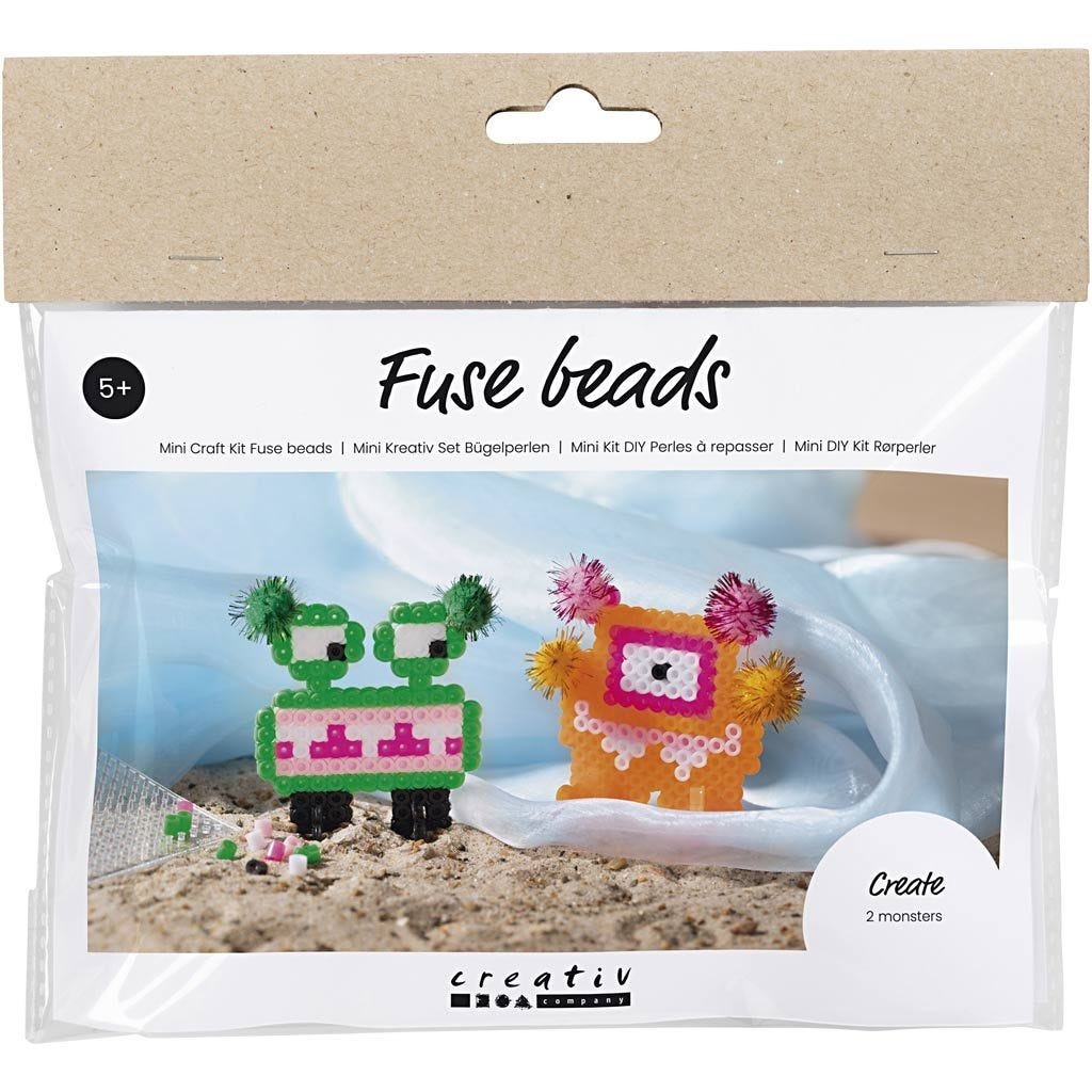 Mini Bastelset mit Bügelperlen. Zwei bunte Monsterfiguren. Eine Figur grün mit rosa Mund, die andere orange mit bunten Pompons.