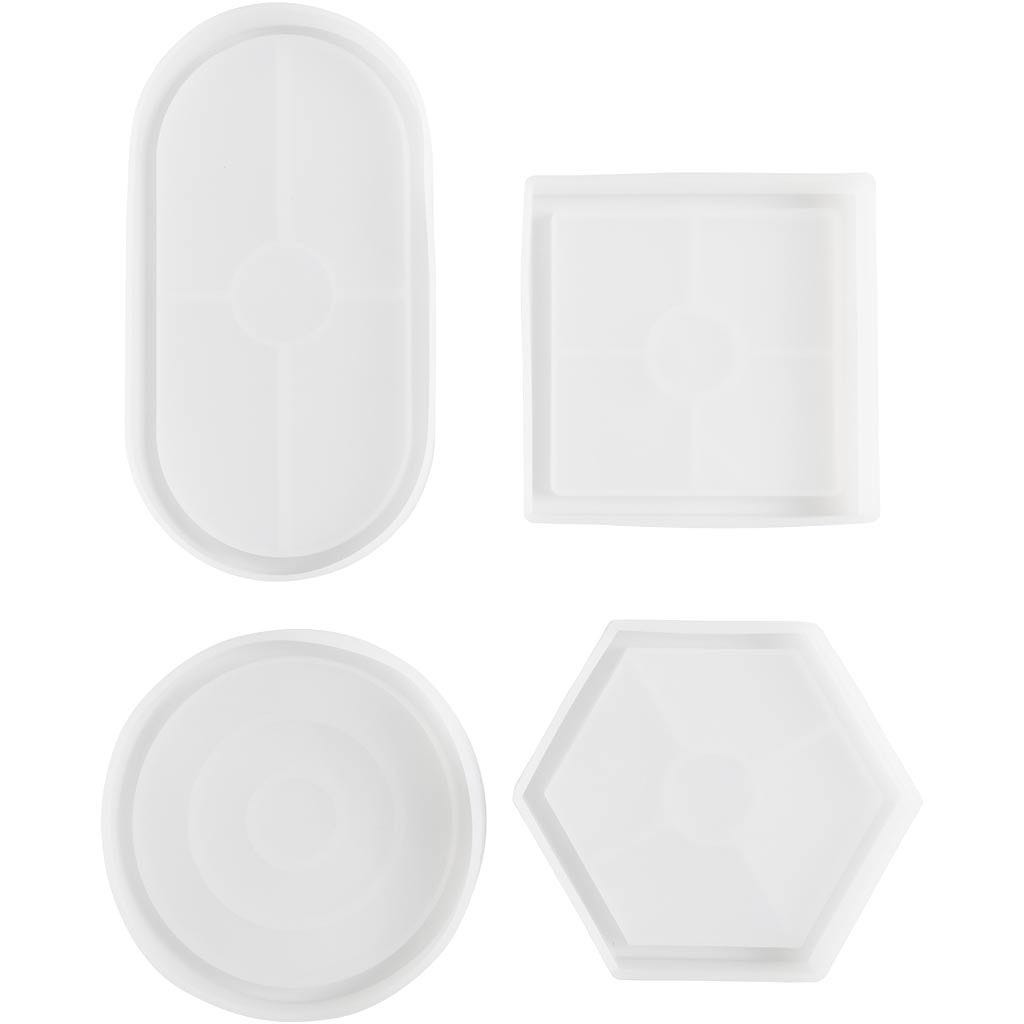Vier weiße Platten in verschiedenen Formen: oval, rund, quadratisch und sechseckig. Alle Platten sind flach und ohne Muster.