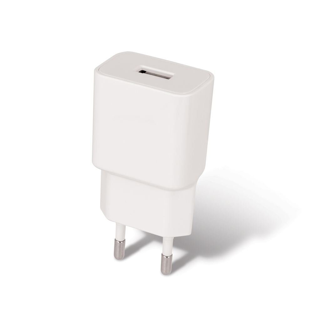 weißer Ladeadapter mit einem USB-Anschluss. Die Form ist quadratisch und kompakt.