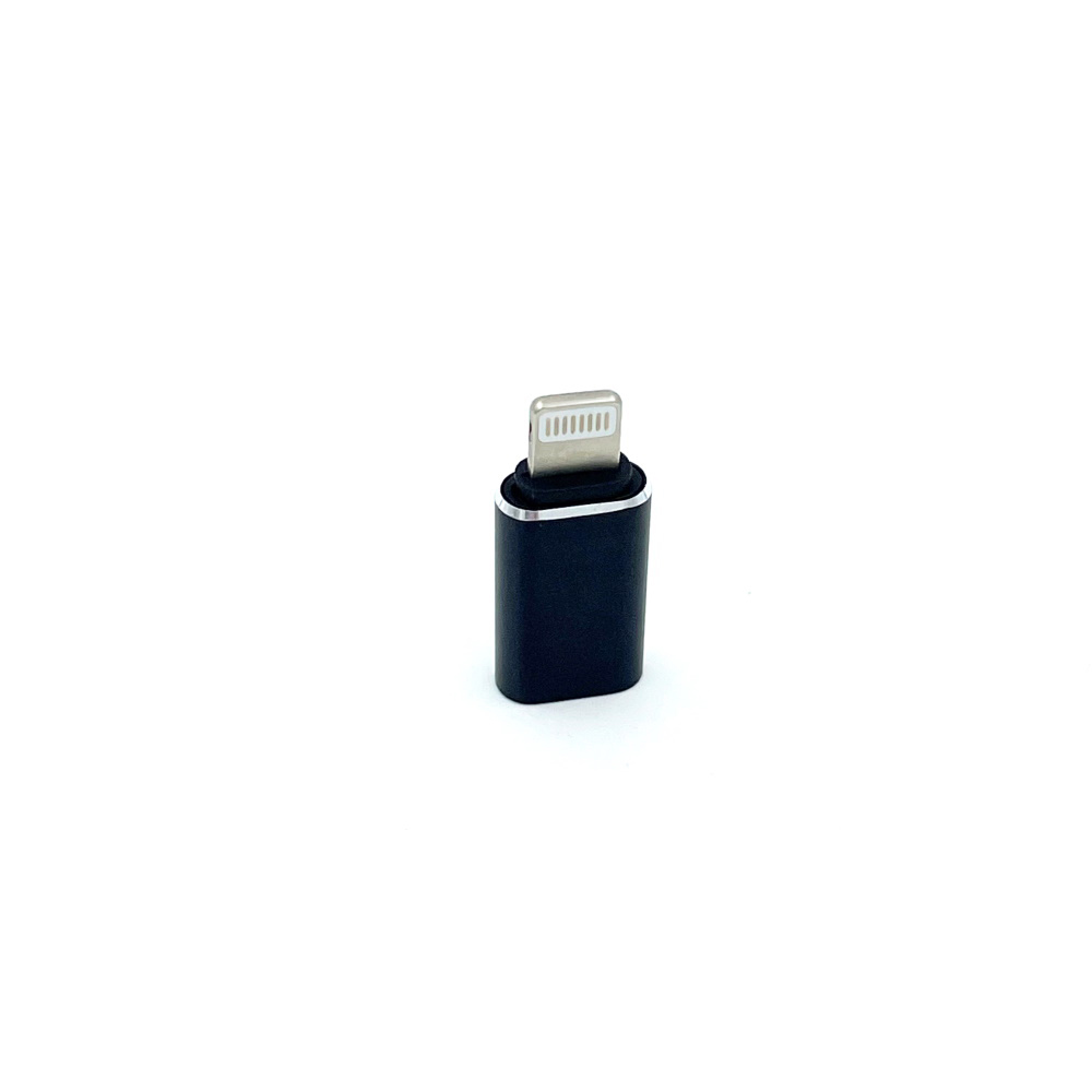 schwarzer Adapter mit einem Lightning-Anschluss. Kompakt und rechteckig. Oberfläche glänzend.