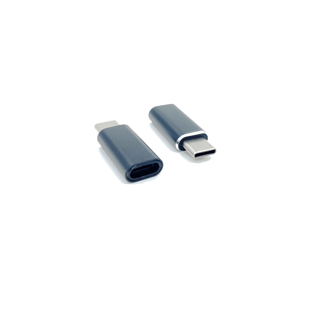 Zwei USB-C Adapter. Einer mit ovaler Öffnung, der andere mit rechteckiger Öffnung. Beide in dunklem Grau.