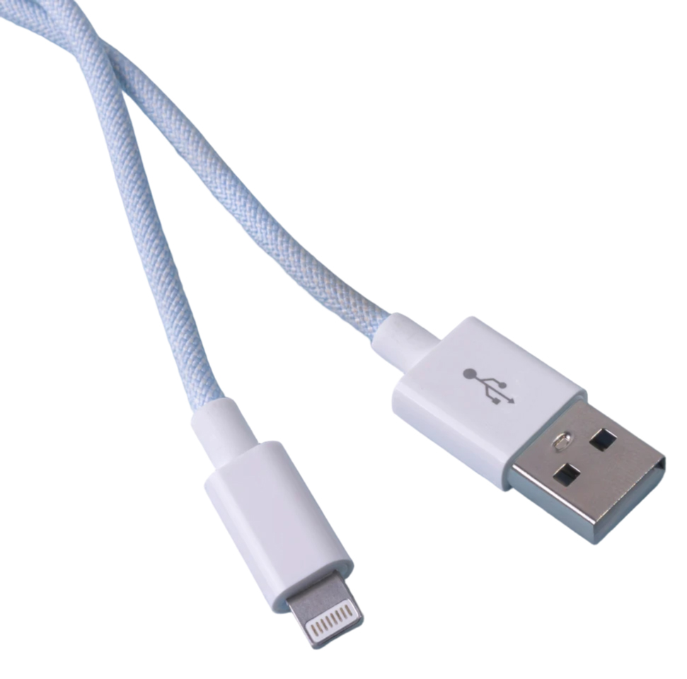 USB-Kabel mit einem Lightning-Anschluss und einem USB-Stecker. Der Kabelmantel ist aus geflochtenem Material.