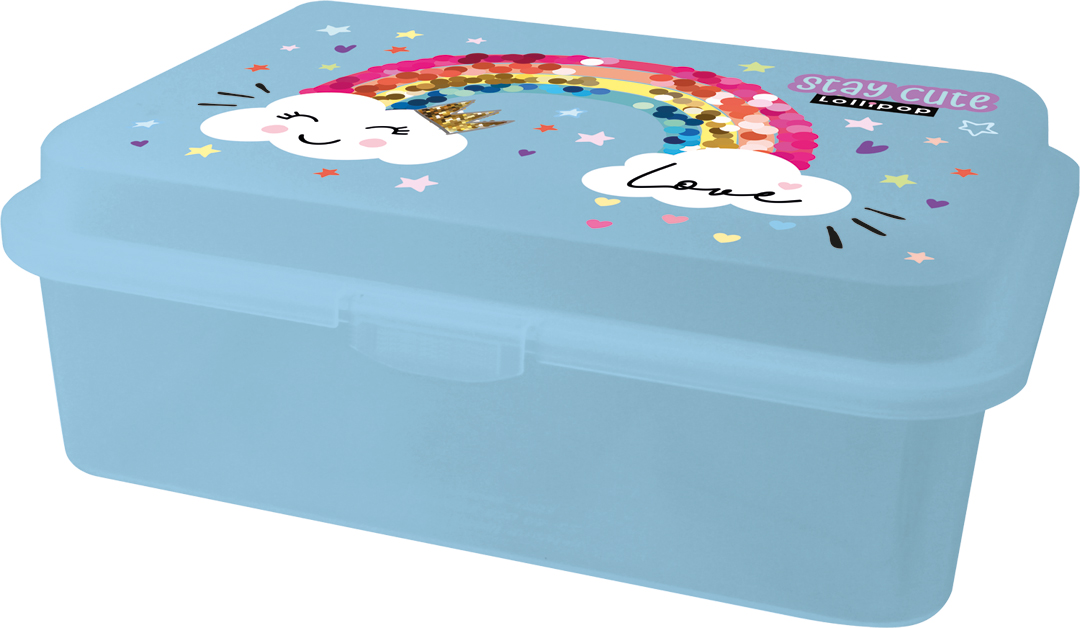 Blaue Aufbewahrungsbox mit buntem Regenbogen und Wolkenmotiven. Auf der Box steht 'Stay cute' und 'Love'.