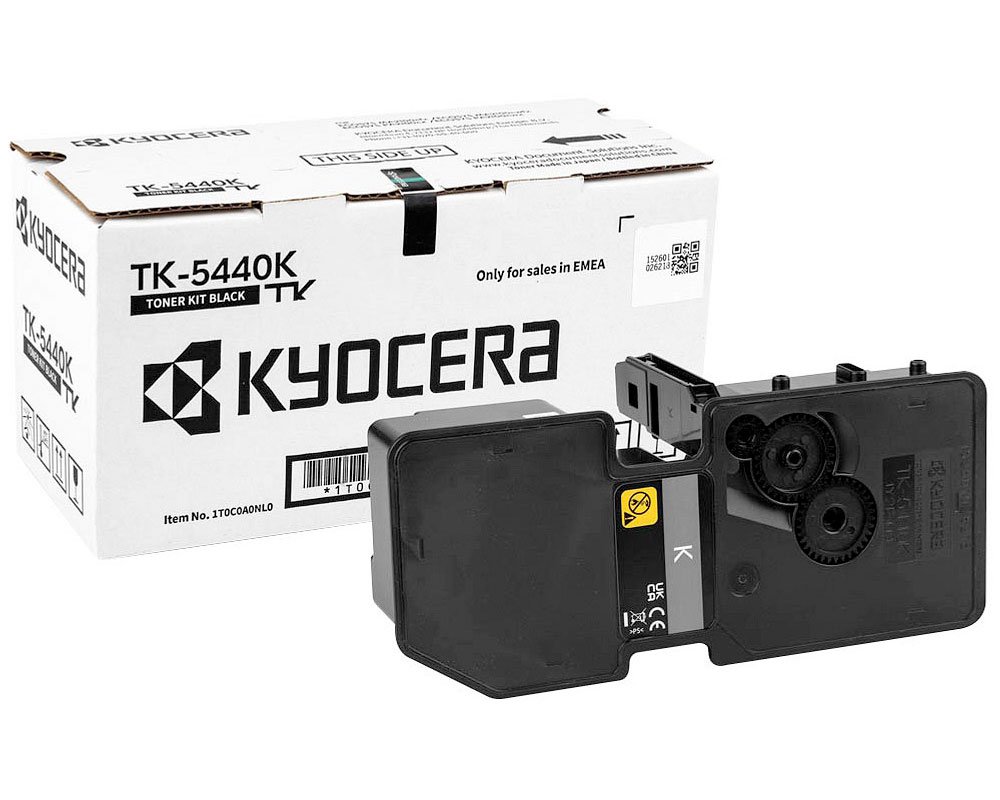 Schwarzer Toner für Drucker in einer Verpackung. Auf der Box steht 'Kyocera TK-5440K'.