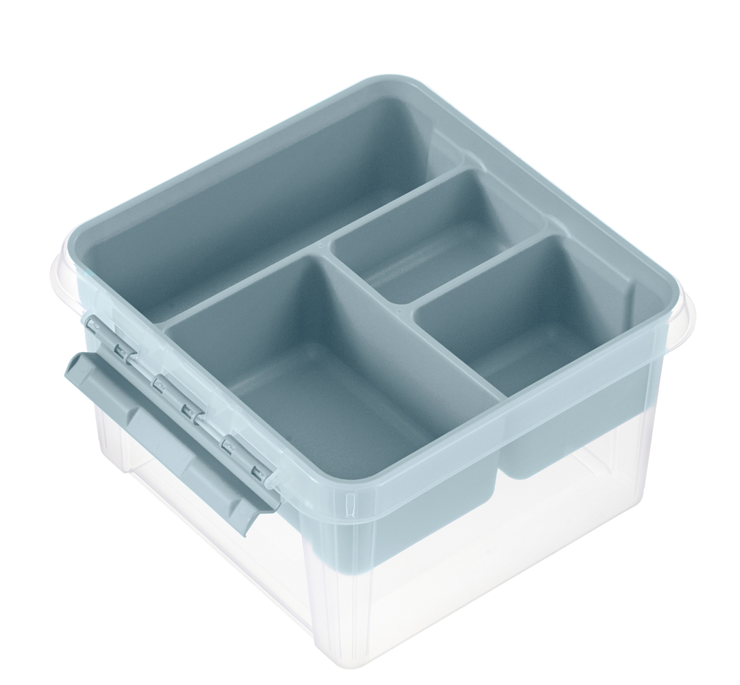 Transparente Aufbewahrungsbox mit grauem Deckel. Unterteilt in mehrere Fächer.