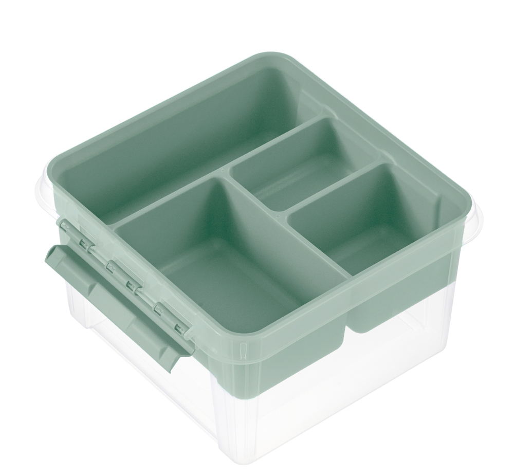 Quadratische Aufbewahrungsbox in transparentem Design mit grünem Deckel. Sie hat mehrere Fächer zur Organisation.