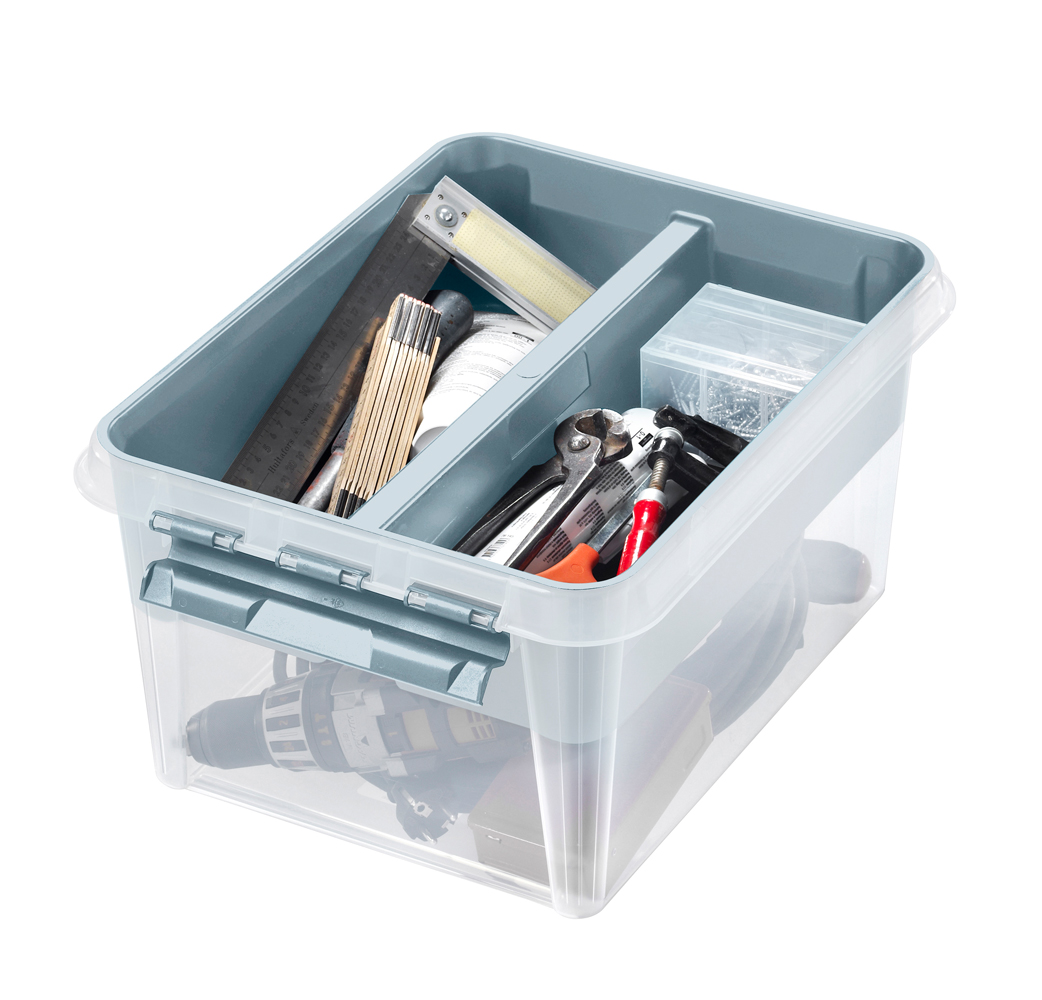 Transparente Aufbewahrungsbox mit grauem Deckel. Enthält verschiedene Werkzeuge und Zubehör.
