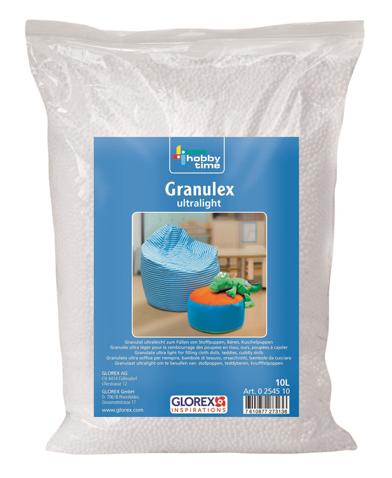 Weißer Beutel mit Granulat zum Füllen von Stoffpuppen. Aufdruck mit Anwendungshinweisen.