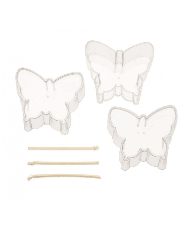 Drei transparente Ausstechformen in Schmetterlingsform. Dazu drei dünne Holzstäbchen.