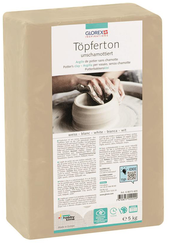 Paket mit Töpferton, unglasiert. Beige Farbe, 5 kg. Abbildung einer Hand, die an einer Töpferscheibe arbeitet. Mehrsprachige Beschreibung auf der Verpackung.