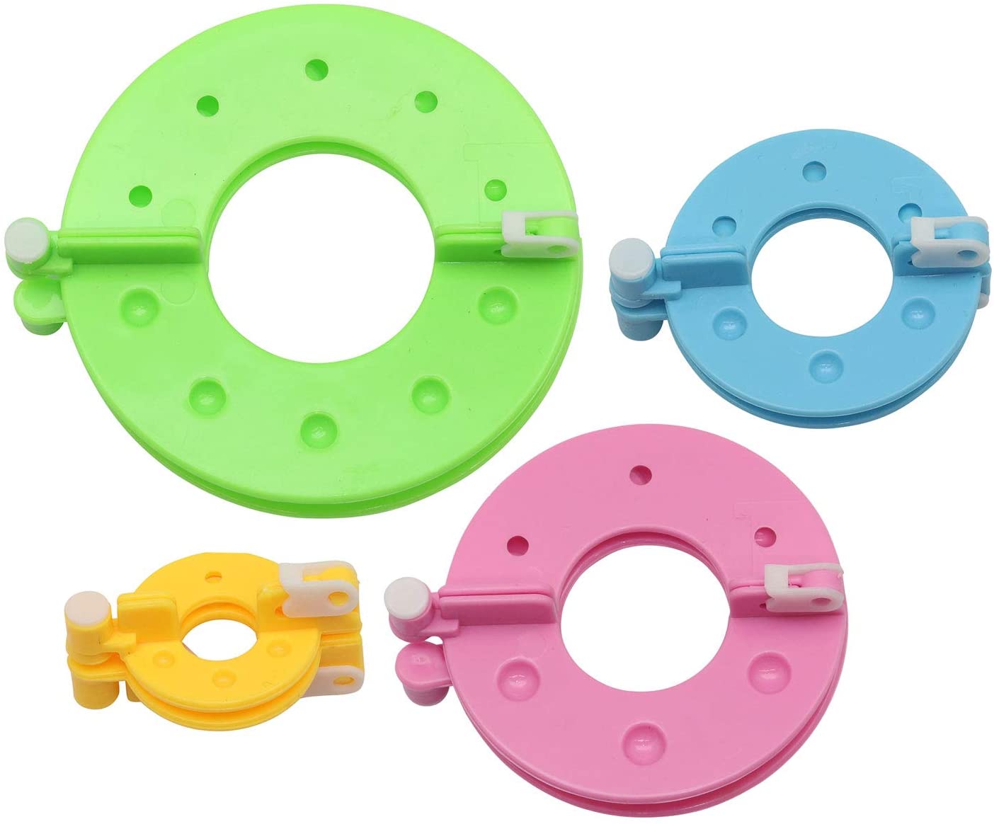Vier runde Kunststoffringe in verschiedenen Farben: grün, blau, pink und gelb. Jeder Ring hat eine Öffnung in der Mitte.