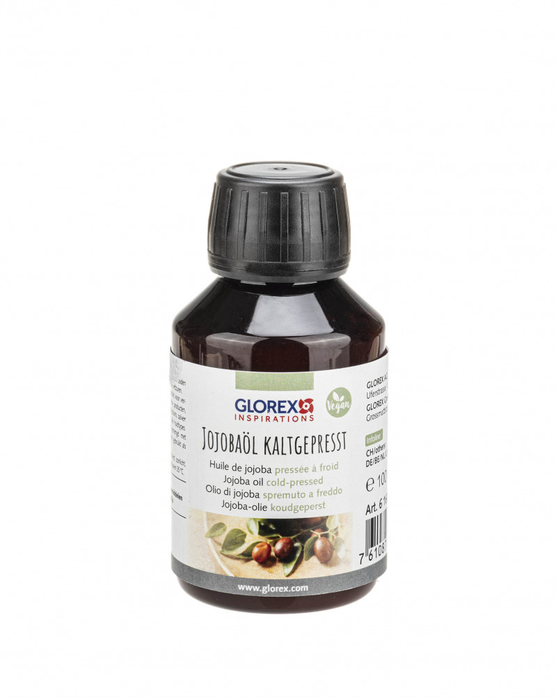 Braune Flasche mit schwarzem Deckel. Beschriftung in mehreren Sprachen. Inhalt: Jojobaöl, kaltgepresst. Vegan.