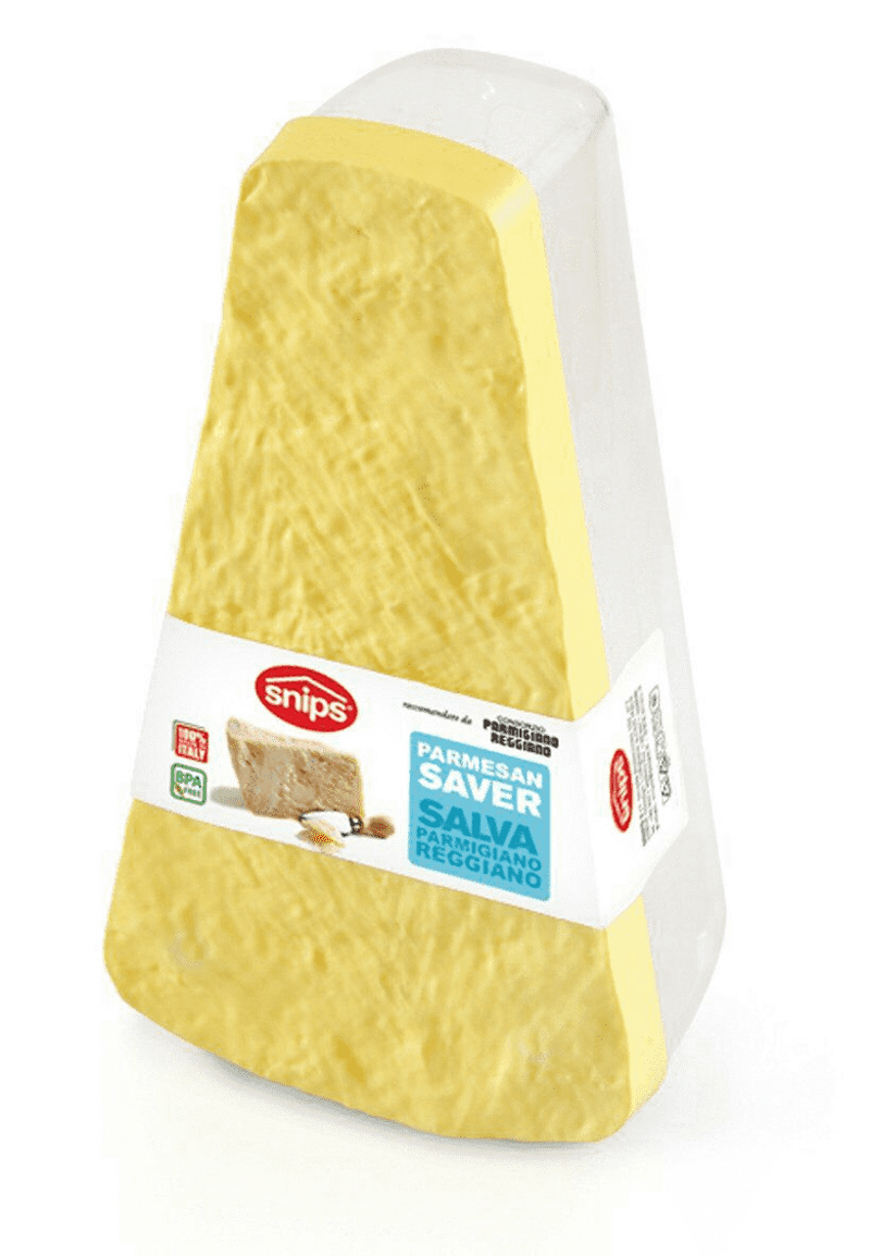 Käseblock in Form eines Dreiecks. Verpackung mit Aufschrift Parmesan Saver und Bildern von Käse.