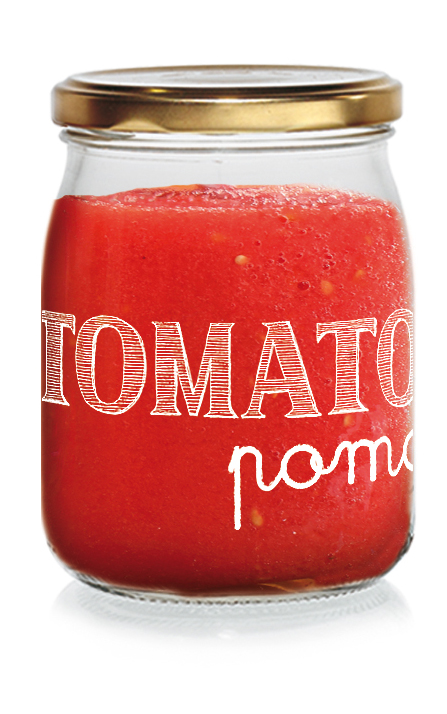 Glasjar mit roter Tomatensoße. Deckel aus Metall, Beschriftung mit dem Wort 'Tomato'.