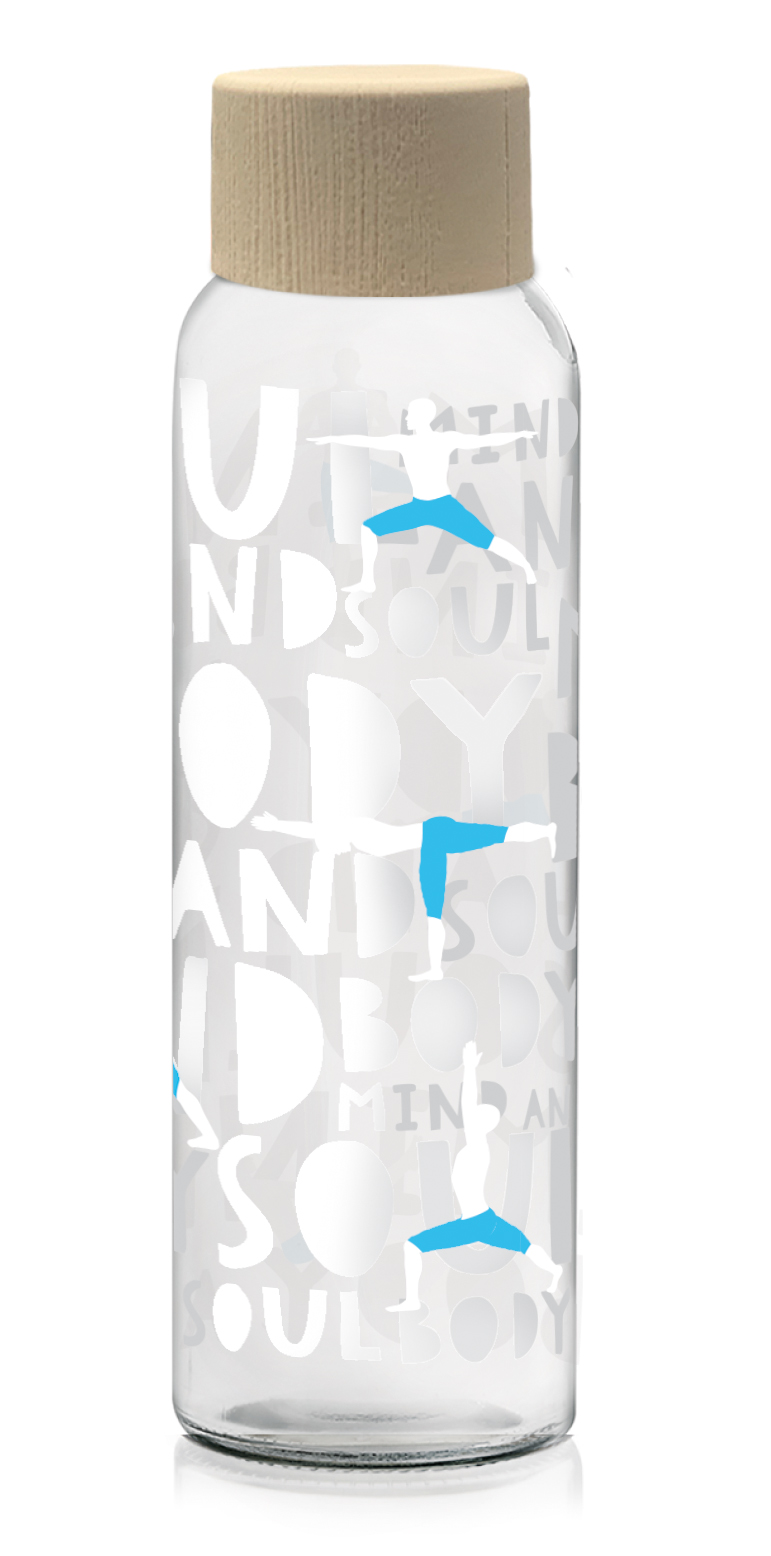 Glasflasche mit Holzverschluss. Auf der Flasche sind weiße und blaue Schriftzüge sowie Silhouetten von Menschen in verschiedenen Positionen.