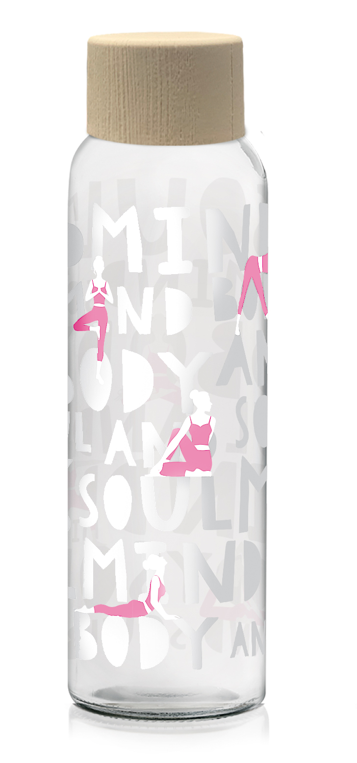 Glasflasche mit Holzverschluss. Auf der Flasche sind stilisierte Figuren in Pink und der Text 'Mind and Body' in verschiedenen Größen.