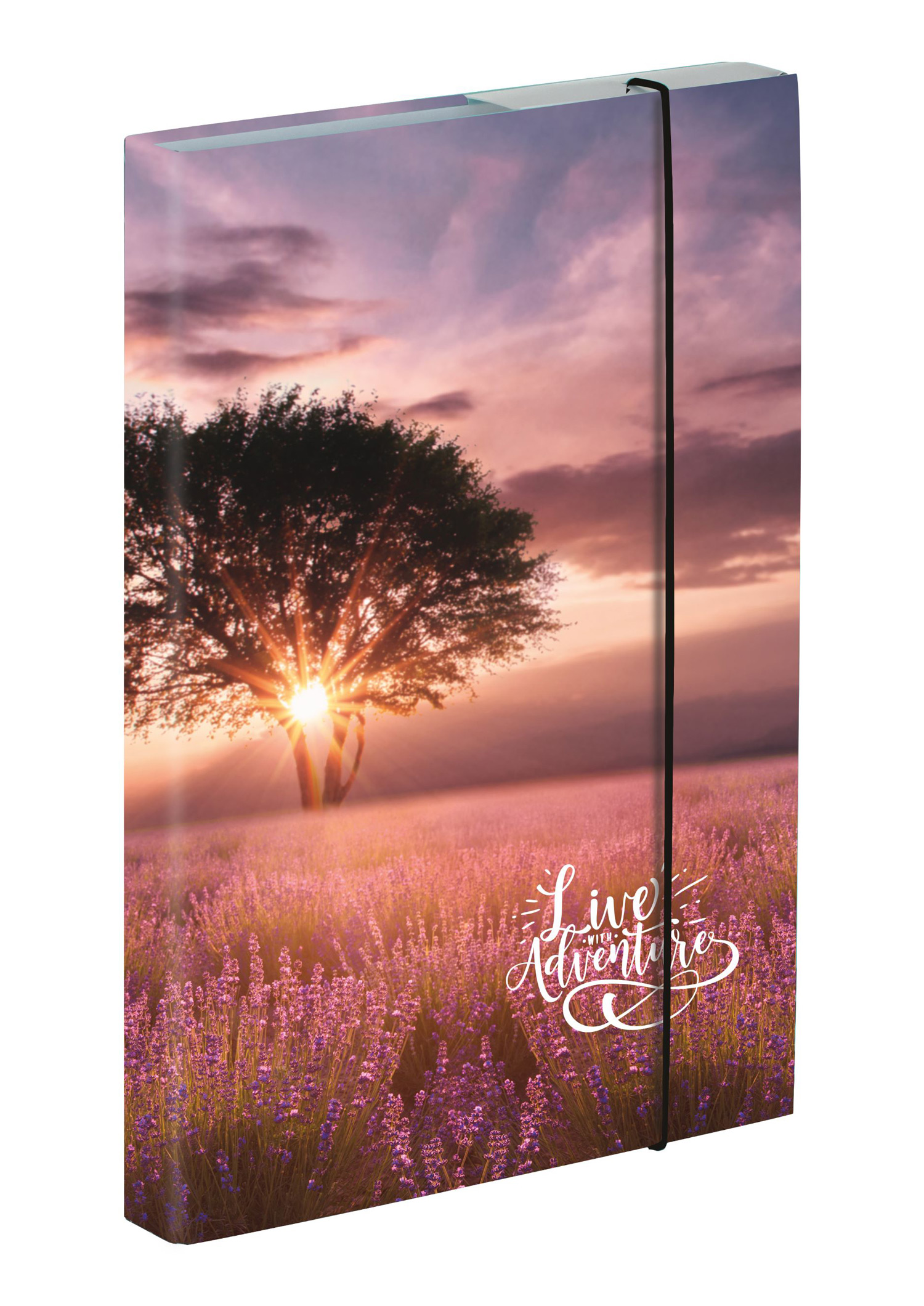 Notizbuch mit einem Bild von einem Sonnenuntergang hinter einem Baum. Lavendelfelder im Vordergrund. Text: 'Live Adventure' in geschwungener Schrift.