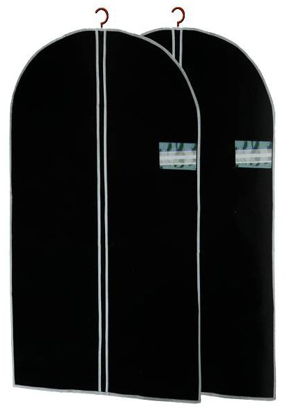 zwei schwarze Kleidersäcke mit abgerundeten Oberteilen. Weiße Nähte und transparente Taschen für Etiketten. Haken zum Aufhängen.