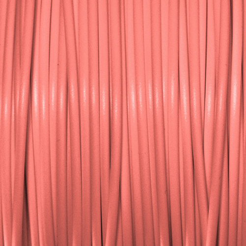 Dünne, rosa Kabel in mehreren Lagen. Glatte Oberfläche, gleichmäßige Dicke.