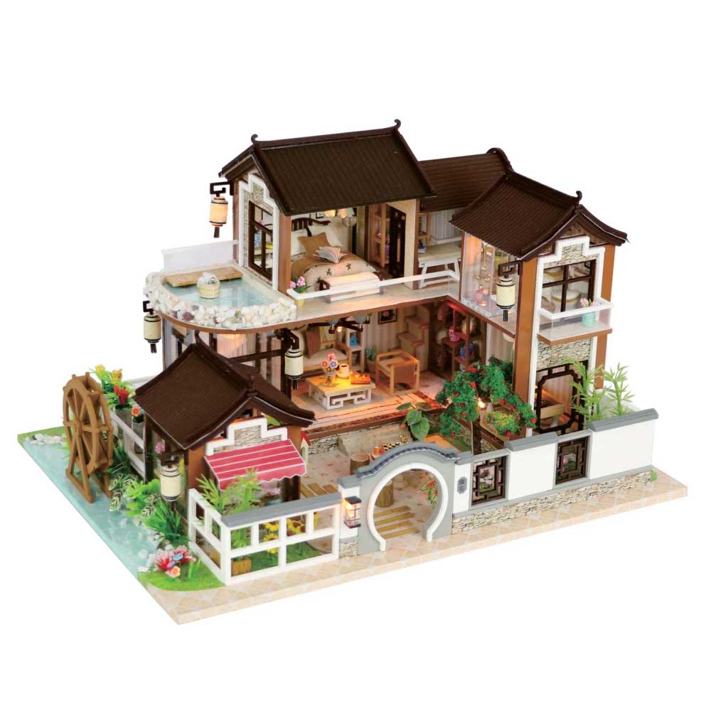 Modell eines zweigeschossigen Hauses im asiatischen Stil. Dach mit Schindeln, Balkon, Wasserstelle, Garten mit Pflanzen und einem Wasserrad.