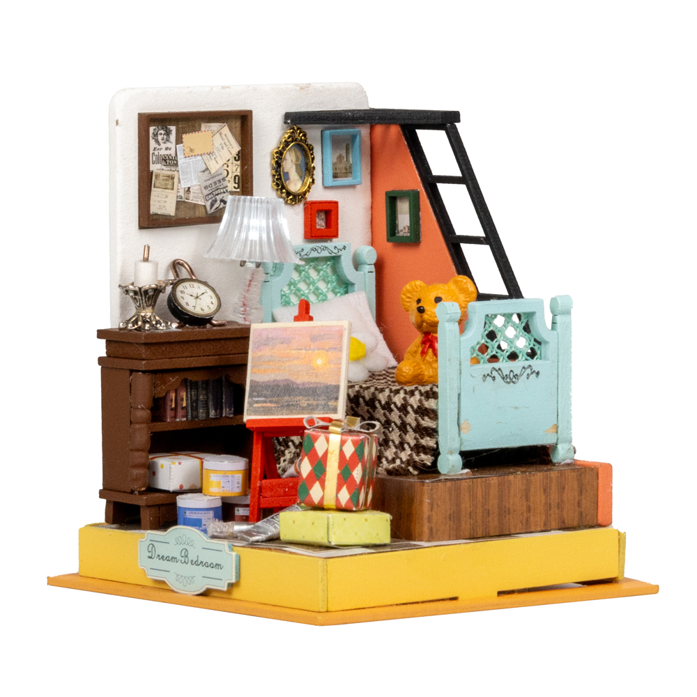 Miniaturzimmer mit Bett, Leiter und Tisch. Bunte Wände, Bilderrahmen, Lampe. Spielzeugbär auf dem Bett. Malerei auf Staffelei. Bücherregal und Geschenke.