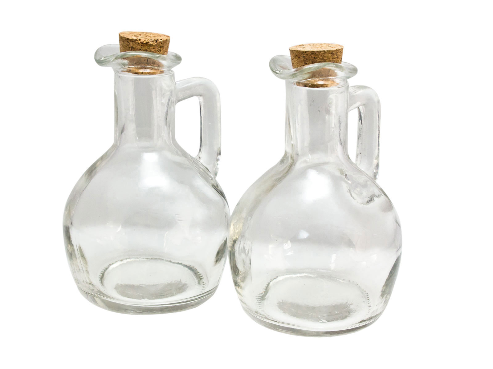 Zwei klare Glasflaschen mit Korken. Jede Flasche hat einen Henkel.