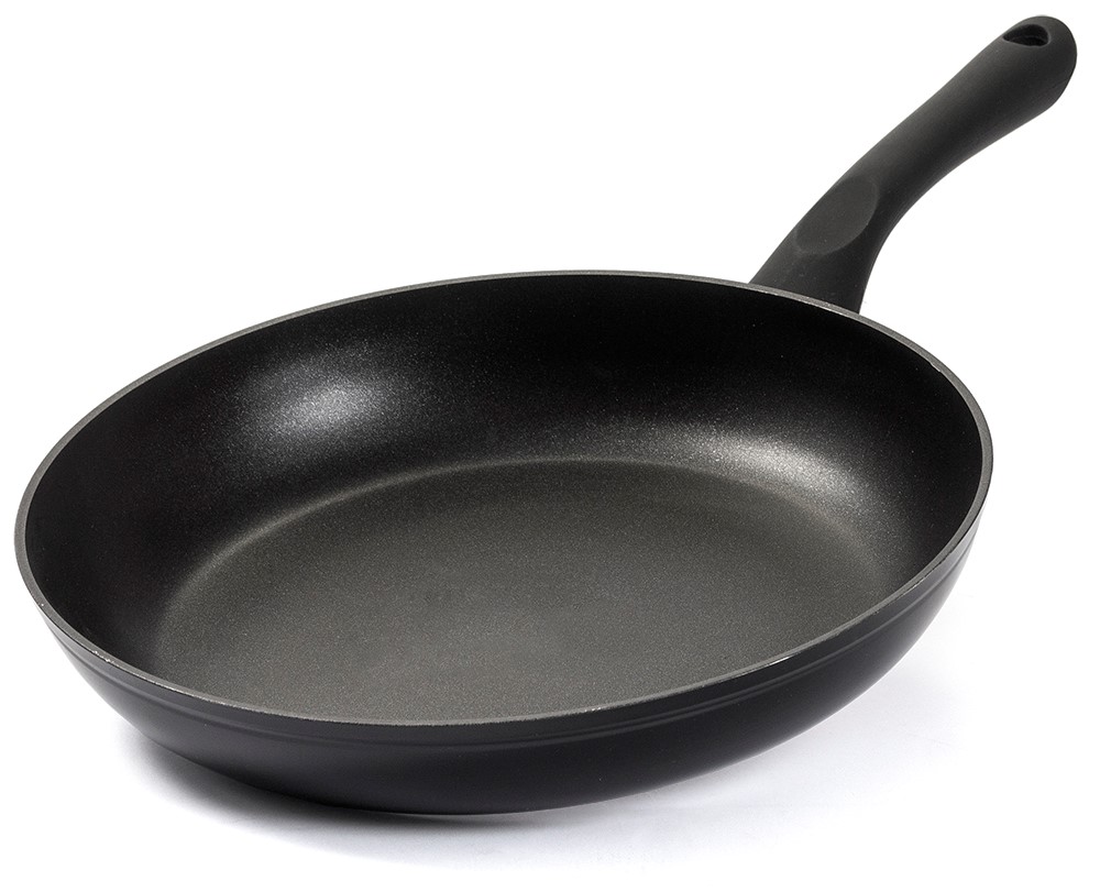 schwarze Pfanne mit flachem Boden und langem Griff. Die Oberfläche ist glatt und antihaftbeschichtet.