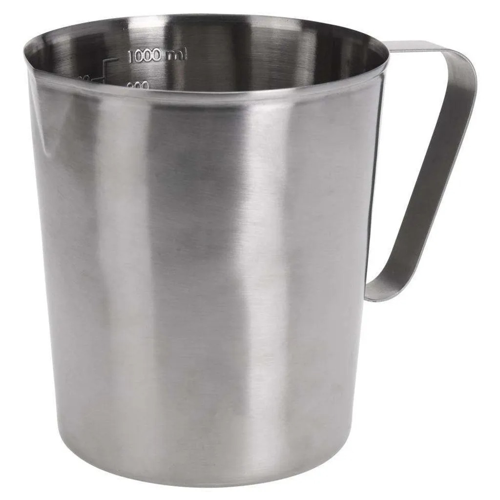 Edelstahlmessbecher mit einem Griff. Skala für 1000 ml und 600 ml sichtbar.