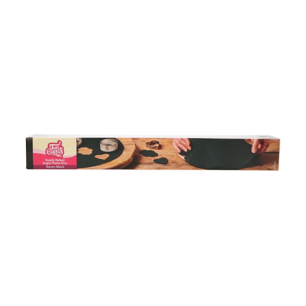Verpackung für schwarzen, vorgerollten Zuckerteig. Abgebildete Hände formen Teig mit Ausstechformen. Holzplatte im Hintergrund.