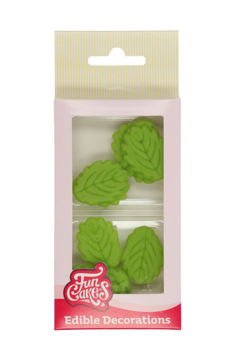 Verpackung mit essbaren Dekorationen in Form von grünen Blättern. Sechs Blätter sind sichtbar.