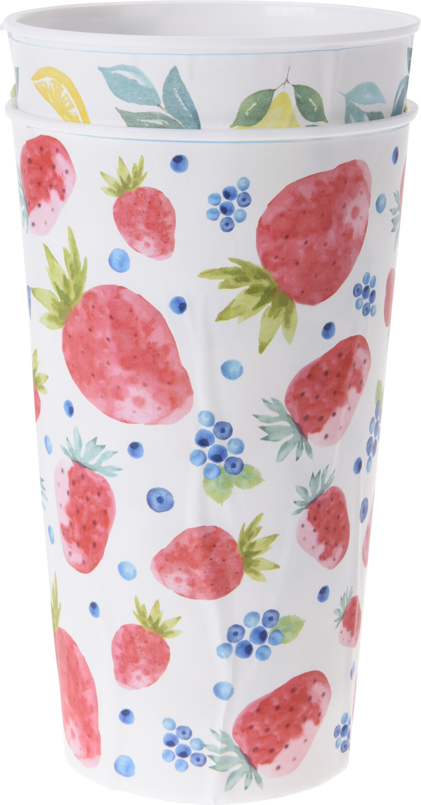 Weißer Becher mit buntem Erdbeer- und Blaubeermuster. Ideal für Getränke oder Snacks.