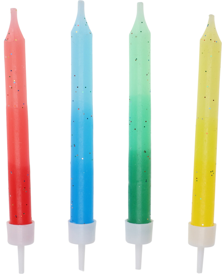 Vier bunte Kerzen in Rot, Blau, Grün und Gelb. Jede Kerze hat Glitzer und eine weiße Halterung.